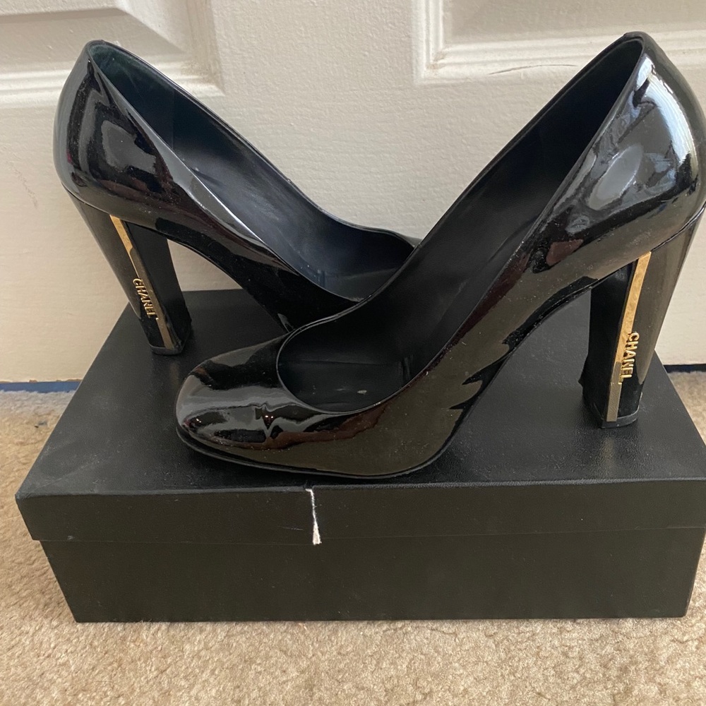 Chanel black leather patent heels. Size 38.5